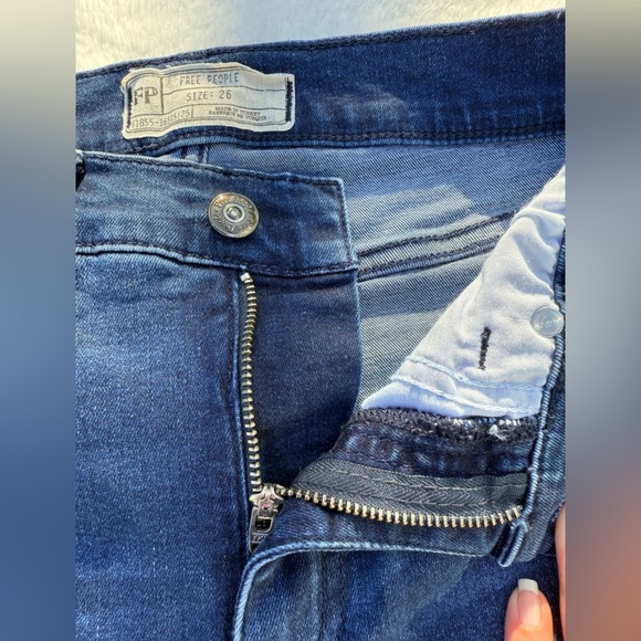 Free People Women’s Distressed Skinny Jeans Size 26 Effortlessly Cool Ripped - Picture 9 of 11